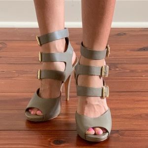 Cynthia Vincent Buckled sandal heel